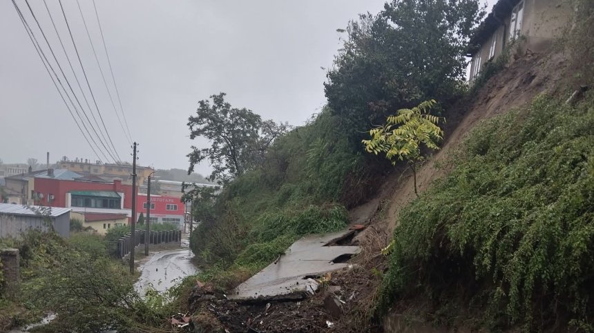 Къщи в Свищов пропаднаха заради свлачище