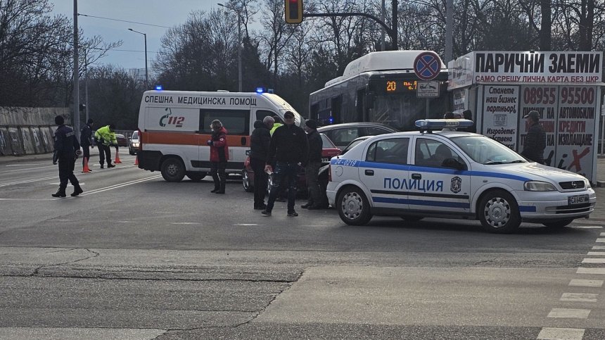 Автобус на градския транспорт се заби в будка за цветя на спирка в София