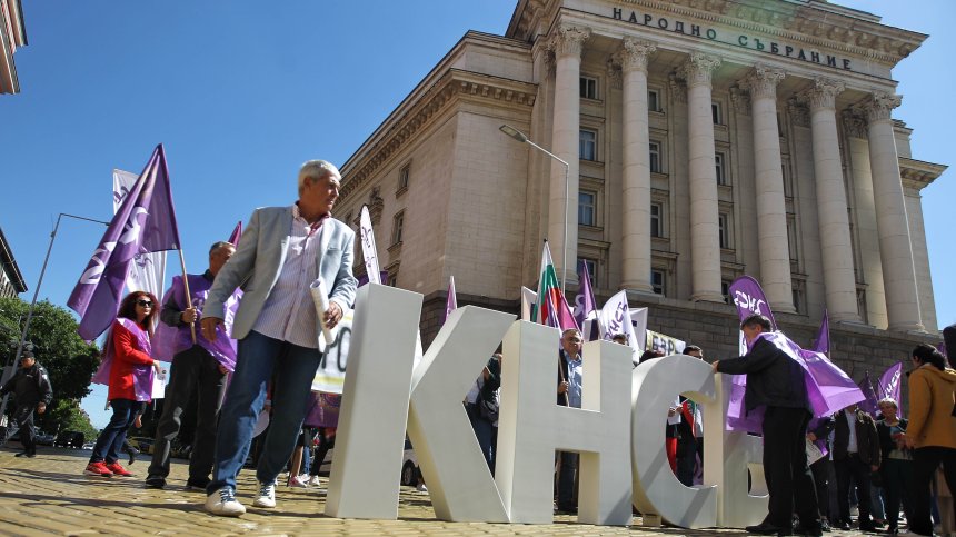 Протест на КНСБ блокира бул. "Дондуков", премиерът Донев разговаря със синдикатите