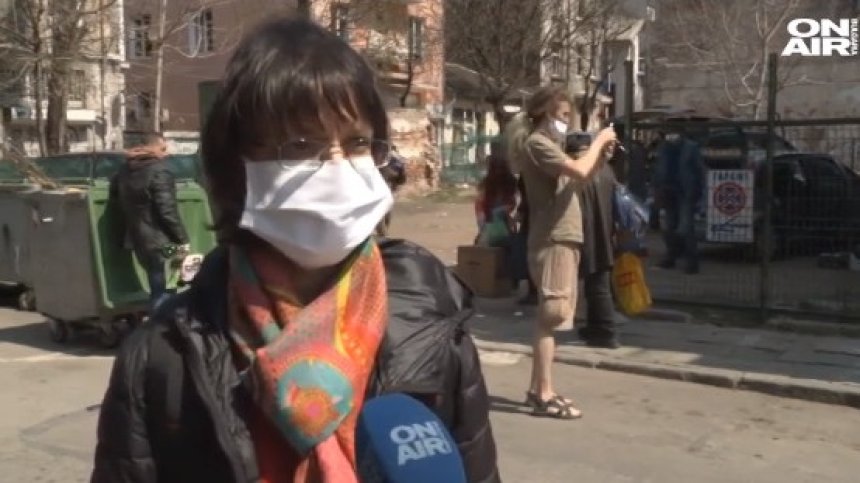 Доброволци раздават храна на социално слаби хора в столицата
