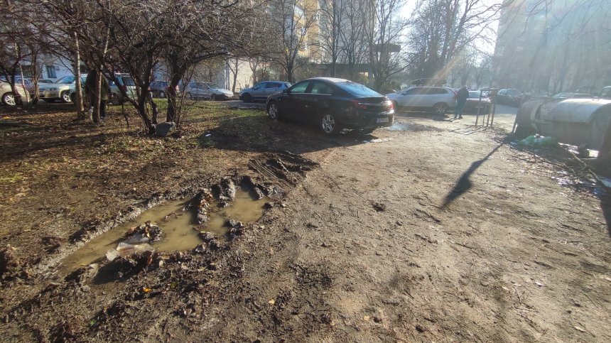 Helpbook: Безобразно паркиране пред магазини, тротоари, зелени площи