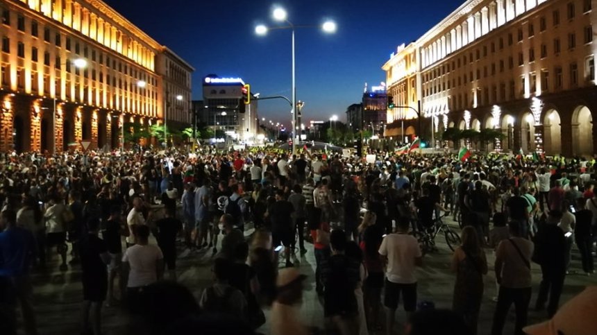 ГЕРБ с декларация: Ултраси и платени провокатори нападнаха автобусите