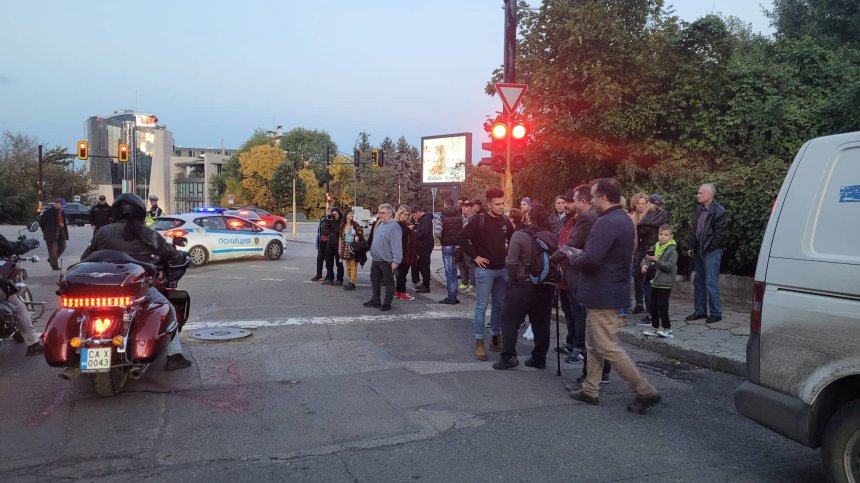 "Тук не е Москва!": Демонстранти се събраха на протест пред Руското посолство