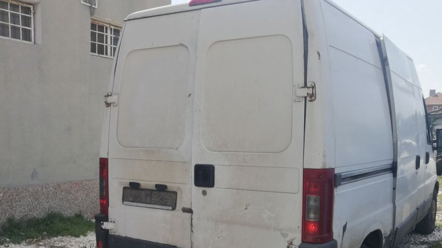 Задържаха бус с 41 нелегални мигранти на АМ "Тракия"