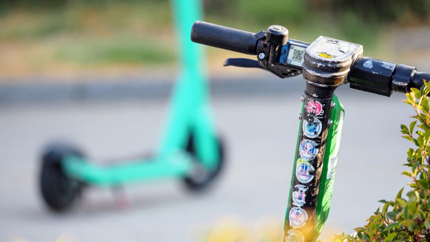 Две деца с тротинетка се блъснаха в полицейски автомобил