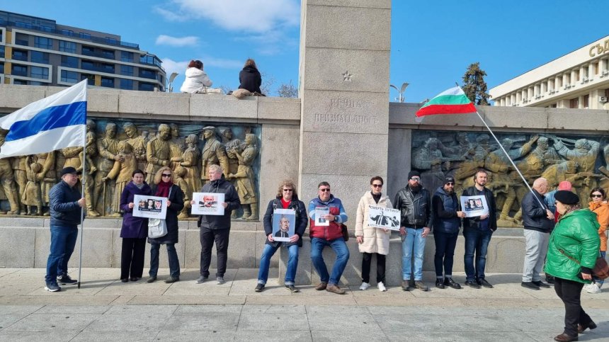 "Искаме убежище от режима на Путин": Руски граждани протестират в Бургас