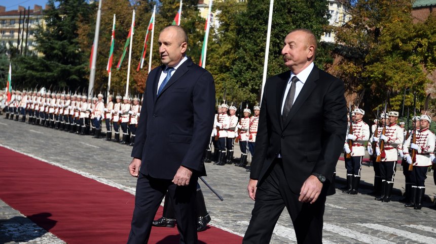 Най-търсеният мъж в Европа - президентът на Азербайджан, кацна у нас със самолет за милиард