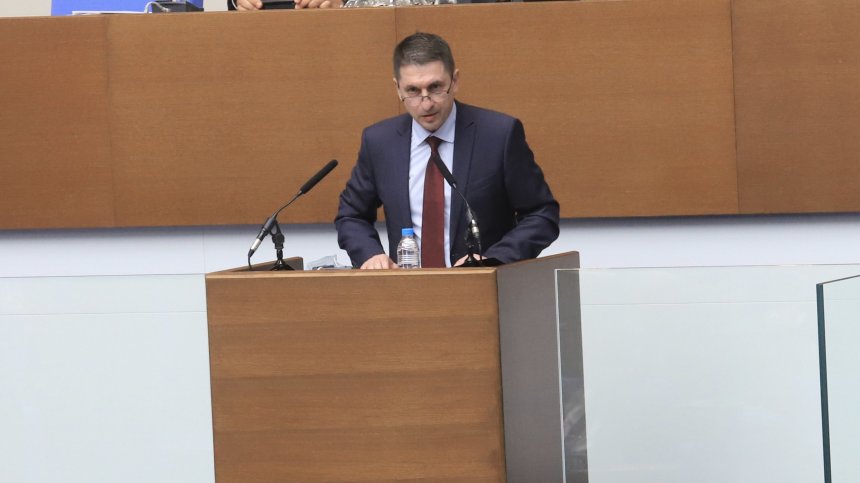 Шефът на МВР: Благодаря на полицаите, не позволиха да се пролее кръв