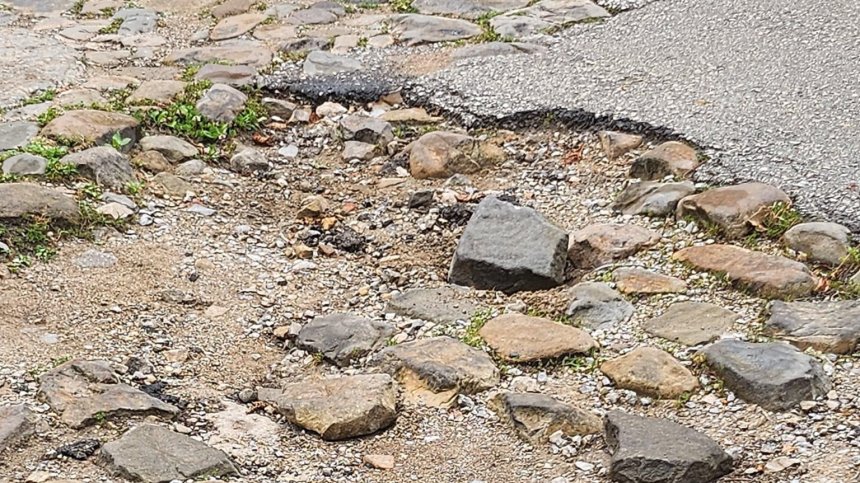 Сигнал: Малка тясна уличка в Елена с дупки, можеш да счупиш я краката, я главата