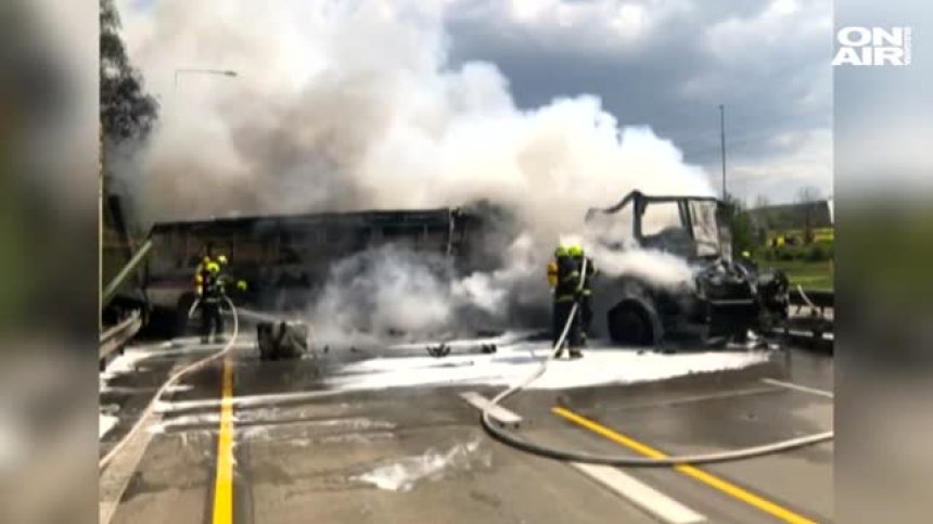 Затворнически автобус изгоря в Прага - една жена загина