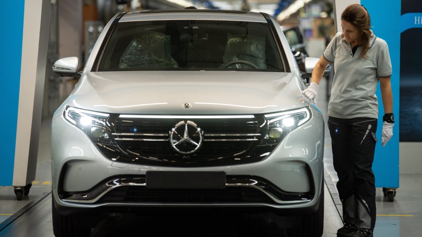 Слабите продажби удариха по джоба Mercedes, намалява инвестициите за електромобили