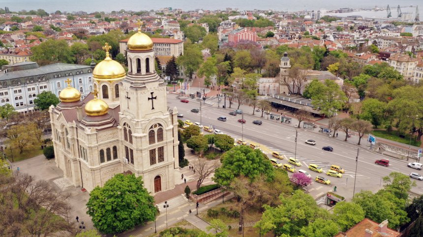 Млад мъж припадна на спирка във Варна, обраха го, вместо да му помогнат