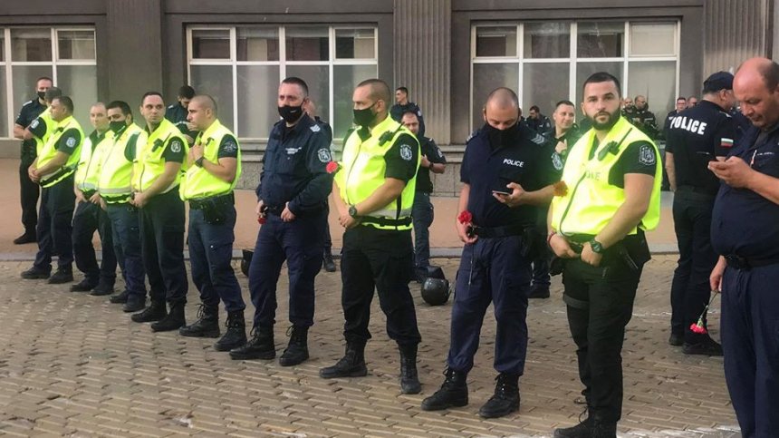 В триъгълника на властта полицаите получиха карамфили от протестиращите