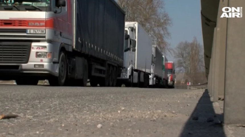 Сериозни загуби за бизнеса заради километричните опашки на "Кулата"