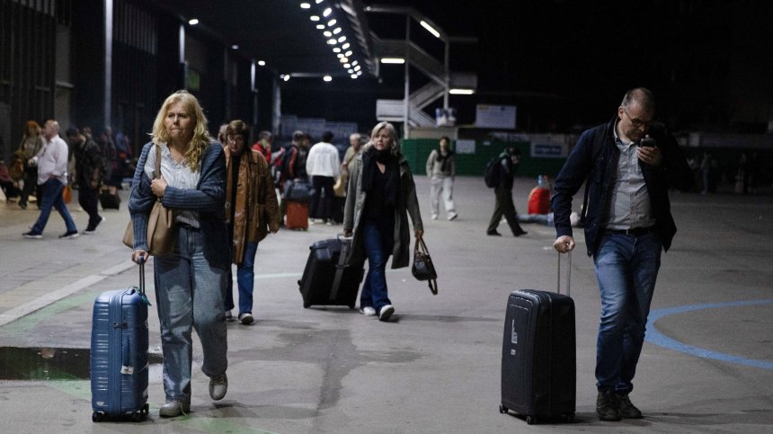 Испания се връща към нормалността след историческото прекъсване на тока