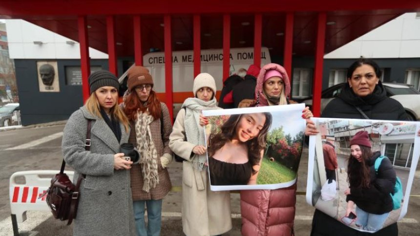"Нито едно дете повече" - Фондация "Даная" с протест пред Министерския съвет