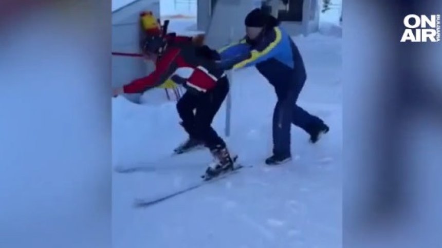 Юмручна саморазправа в Банско: Служител на лифта бие скиор (+ВИДЕО)