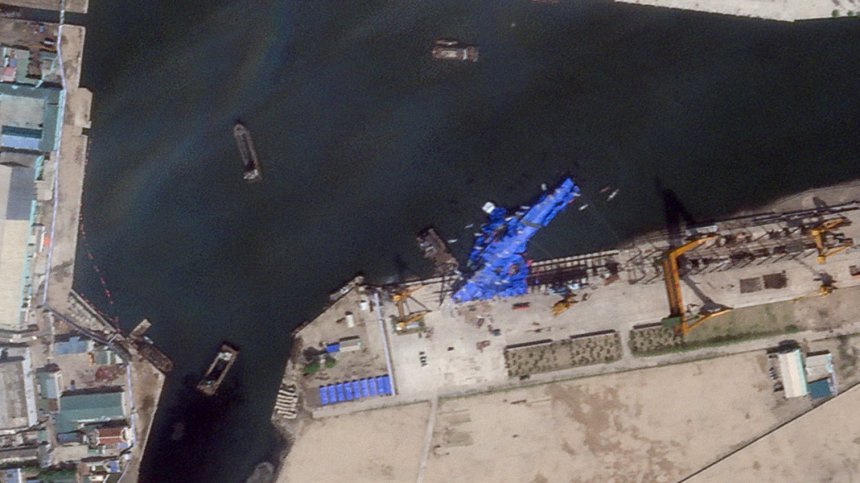 Северна Корея арестува трима служители за неуспешното пускане на военния кораб на вода