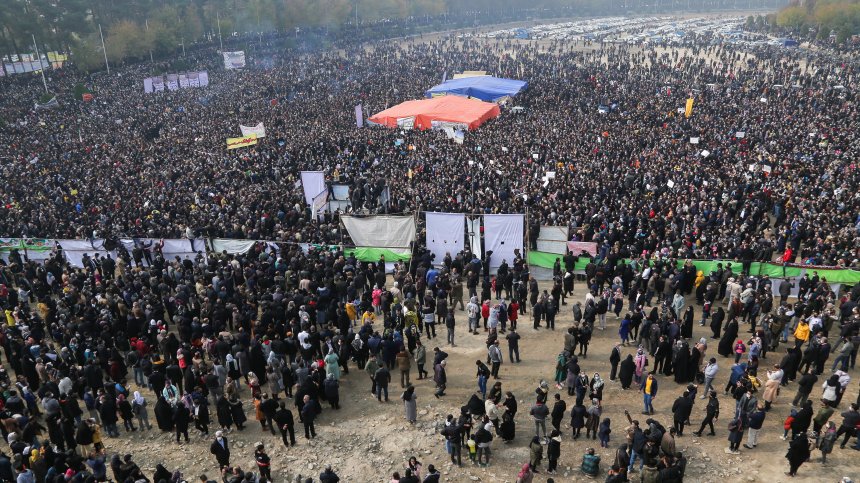 Недостиг на вода в Иран, протестиращи замерят полицаите с камъни