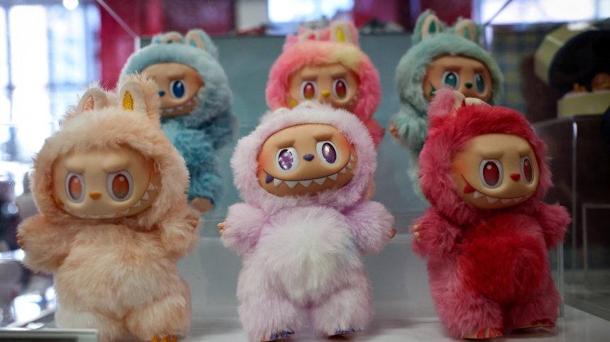 Работници в китайска фабрика за Labubu играчки са експлоатирани