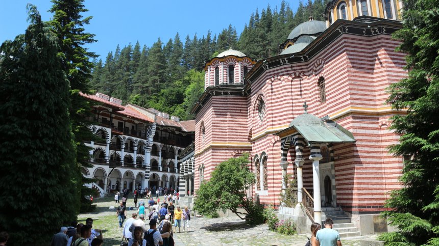 Засилено полицейско присъствие около Рилския манастир за Голяма Богородица