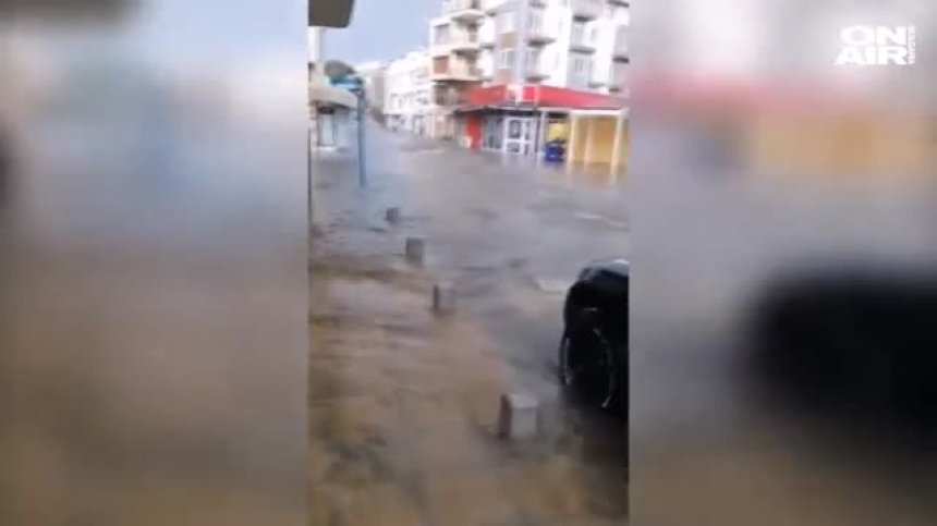 Десетки домове са наводнени от пороен дъжд в Созопол (+ВИДЕО)