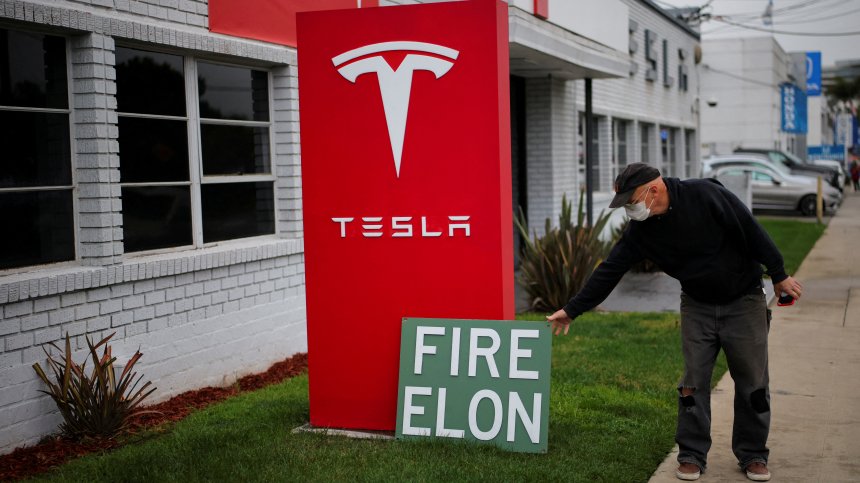 Tesla строи паник стаи за убежище на персонала от ядосани клиенти