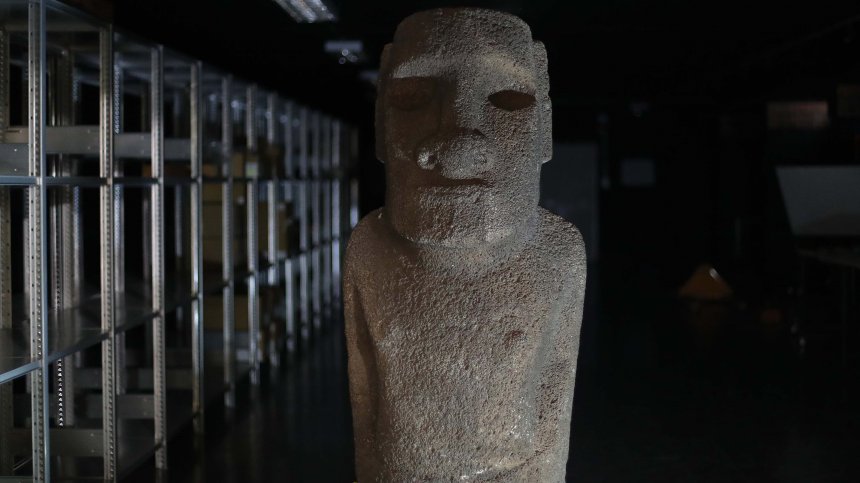 715-килограмовата статуя Моаи потегли към Великденския остров