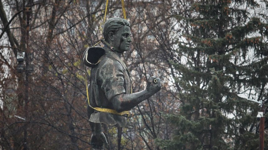 Областната управа внесе в съда документите за Паметника на Съветската армия, Денков със силни думи