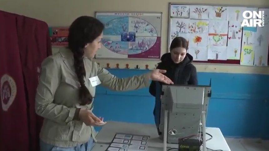Активен вот в Чорлу, обясняват с жестове на избирателите къде да натиснат