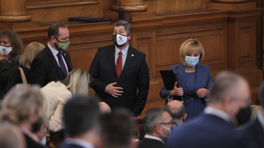 Новите депутати в старата сграда на парламента и протест пред НС