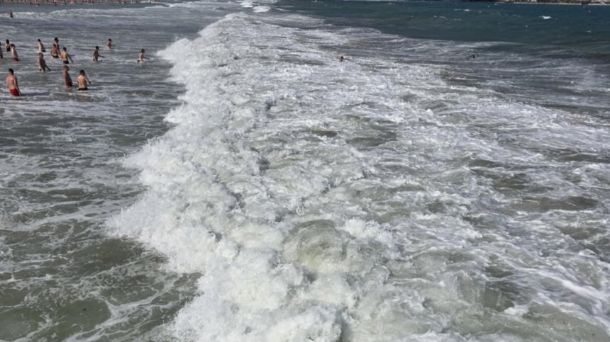 Синоптици обявиха жълт код за силен вятър, морето е бурно и опасно