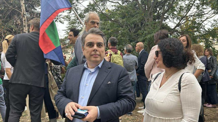 Блокирани булеварди в София на протеста срещу Пеевски и "ДПС-Ново начало" (ВИДЕО)