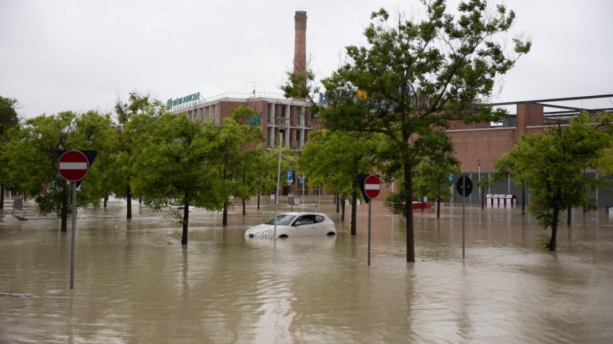 Проливни дъждове в Италия: Реки преляха, Венеция ще задейства плаваща дига
