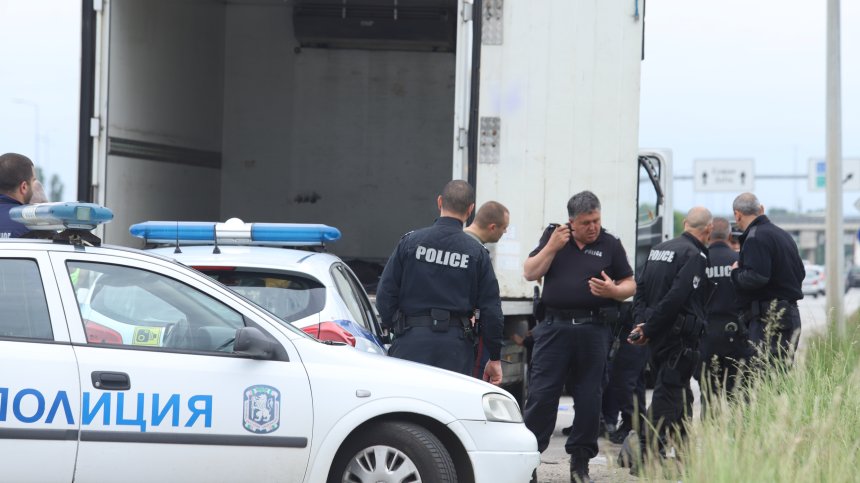 Задържаха 10 души за трафик на мигранти при специализирана операция