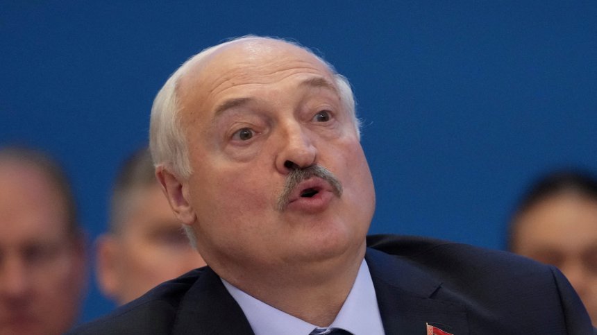 Пратеник на Тръмп измъкна с водка и шеги 500 политзатворници от Лукашенко