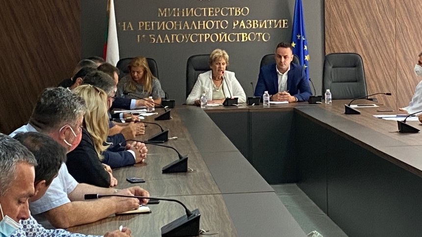 Комитова успокои: Започнатите ремонти ще продължат до тяхното завършване