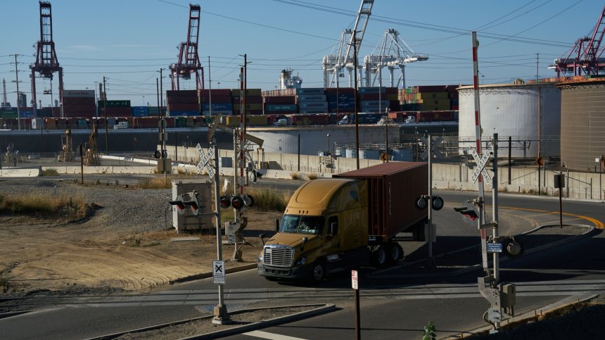 Спад в цените на петрола в очакване на данните за запасите на САЩ