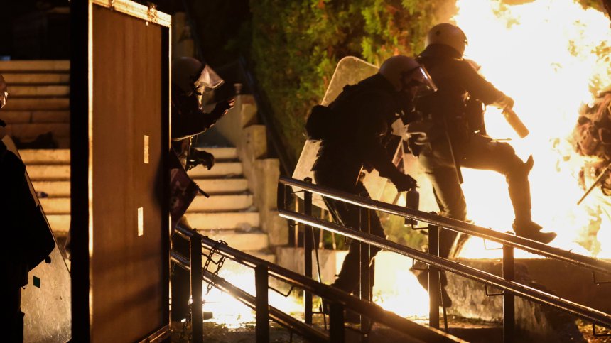 Масови протести в Гърция, след като полицията простреля 16-годишен ром