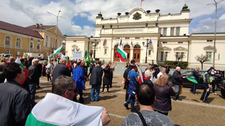 Блокада в центъра на София - протести "за" и "против" изпращането на военна помощ