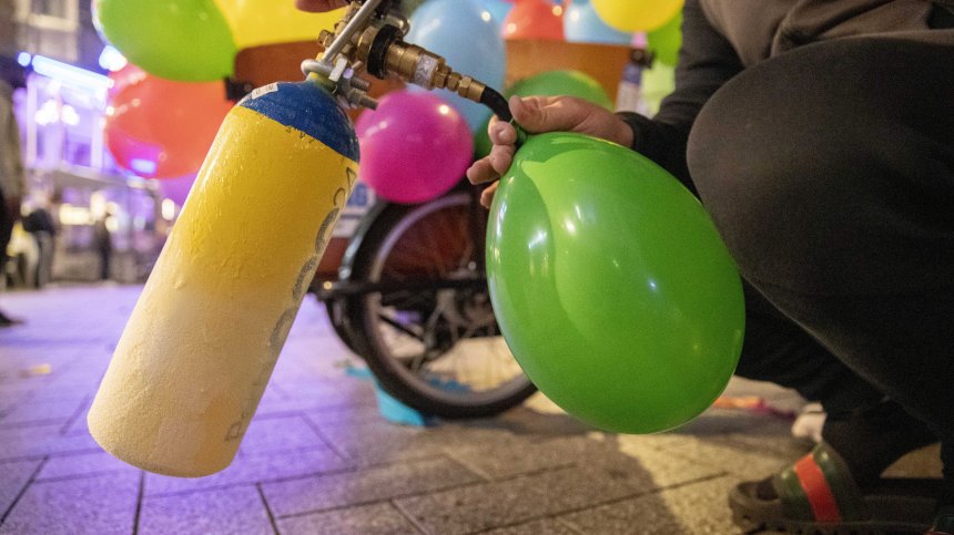 Депутатите забраниха райския газ в заведения