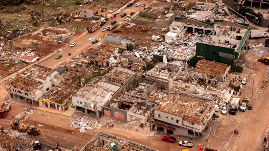 Гневът на природата: Апокалипсис след торнадо и тайфун във Филипините и Бразилия (СНИМКИ)