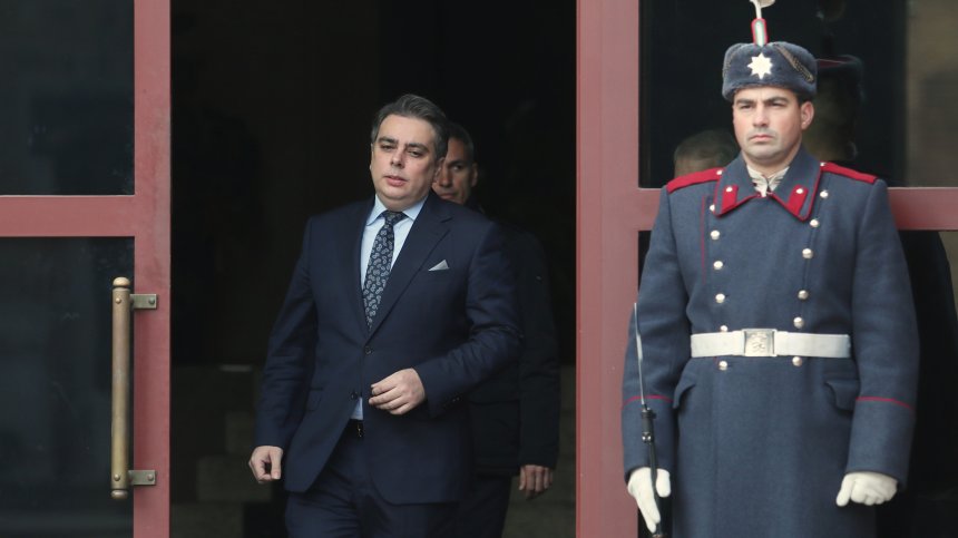 Асен Василев съди Делян Добрев за клевета