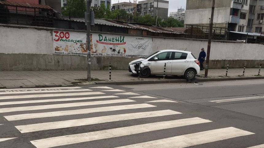 Кола отнесе колчета и се качи на тротоар в столичния кв. "Люлин"