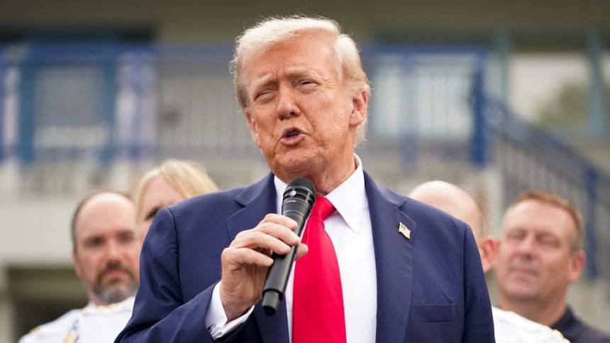 Доналд Тръмп заподозря "чистка или революция" в Южна Корея