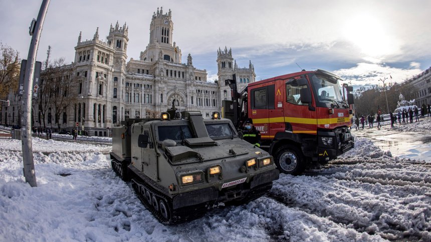 Зимата скова Мадрид: Планират конвои за храна, лекарства и ваксини