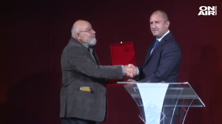 Втората награда за духовен принос на името на Вазов бе връчена на Владимир Зарев