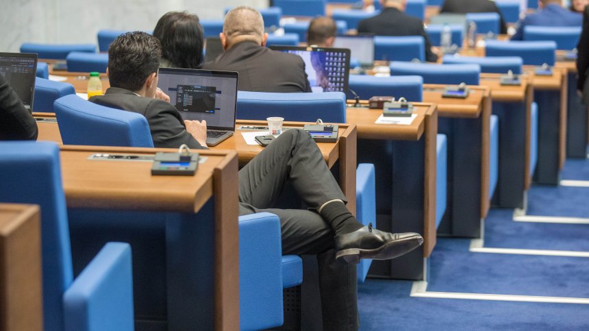 Заседанието на парламента започна с едночасова почивка заради технически проблем