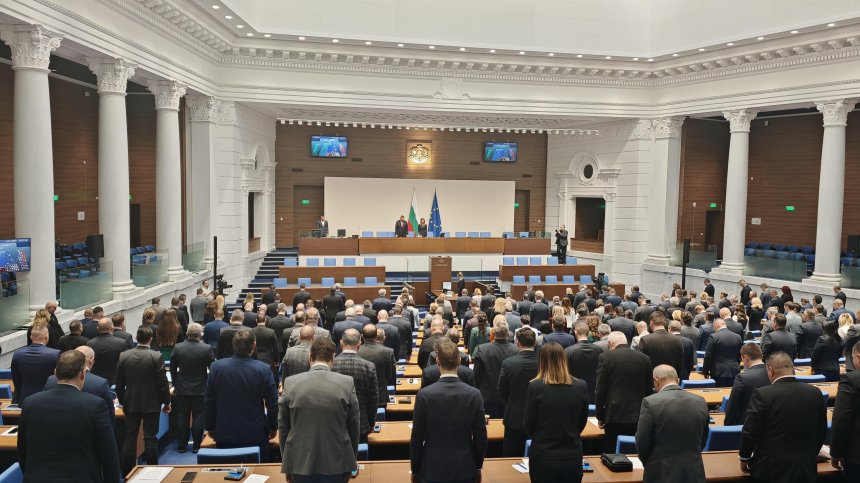 Димитър Пенев обедини депутатите - минута мълчание в НС в първото заседание