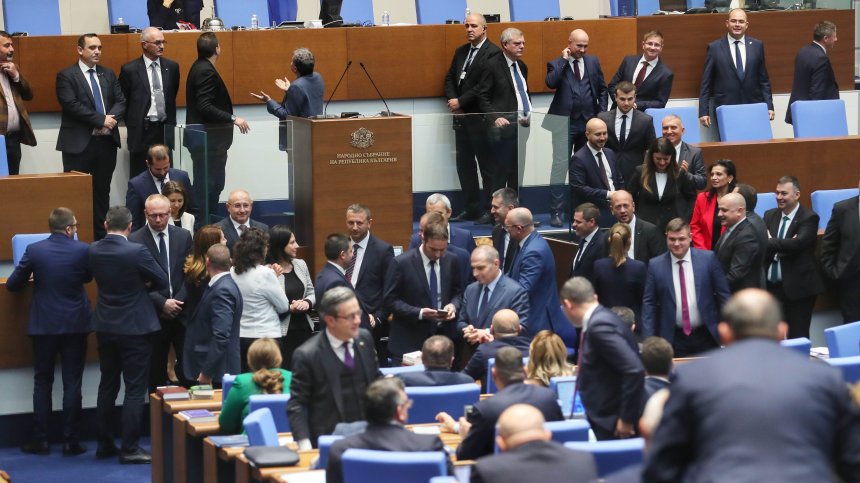 Парламентът официално призова РСМ за възстановяване на диалога с България